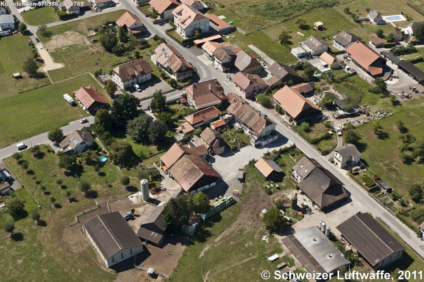 Dorfkern Donatyre mit kleiner romanischer Kirche